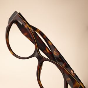 Modelos da nova coleção Marília Mendonça x Chilli Beans têm designs inspirados nas músicas, símbolos e no estilo marcante da Rainha do Sertanejo