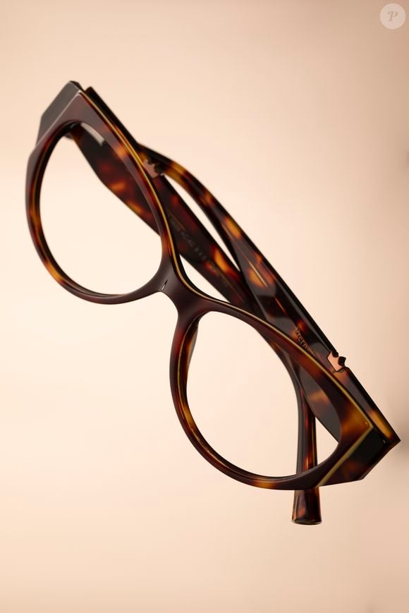 Modelos da nova coleção Marília Mendonça x Chilli Beans têm designs inspirados nas músicas, símbolos e no estilo marcante da Rainha do Sertanejo