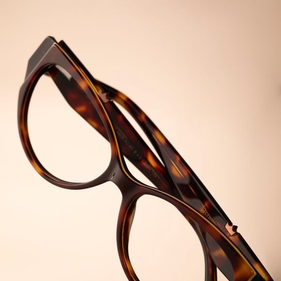 Modelos da nova coleção Marília Mendonça x Chilli Beans têm designs inspirados nas músicas, símbolos e no estilo marcante da Rainha do Sertanejo