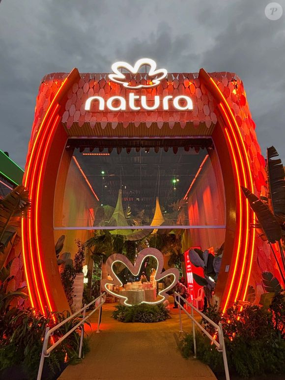 A arquitetura do estande da Natura chama atenção no Rock in Rio 2026 com formas inspiradas na natureza, paisagismo exuberante e elementos produzidos a partir de embalagens recicladas