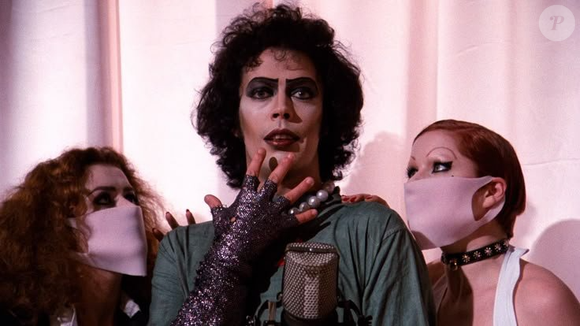 Antes de viver o assustador Pennywise em ‘It’, Tim Curry conquistou o público como Dr. Frank-N-Furter, personagem que se tornou sua interpretação mais emblemática