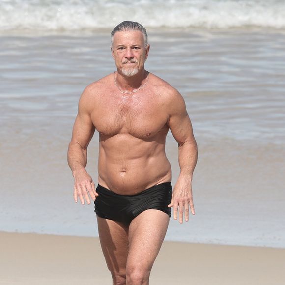 Aos 63 anos, Marcello Novaes exibiu abdômen definido durante um passeio na praia com o filho Pedro Novaes. Os dois foram fotografados curtindo o dia em São Conrado