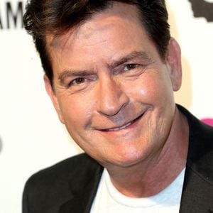 Famoso por sua vida extravagante, Charlie Sheen revelou seu vício em sexo em 2015, quando foi diagnosticado com HIV