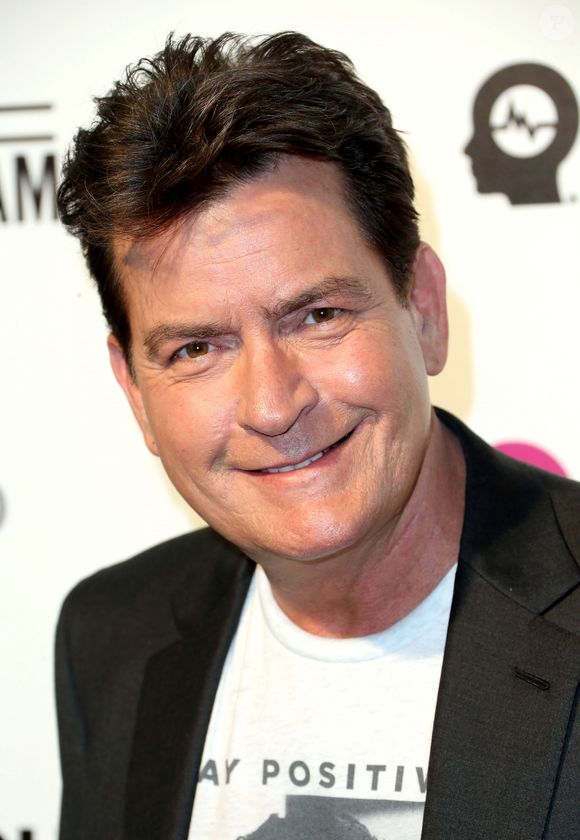 Famoso por sua vida extravagante, Charlie Sheen revelou seu vício em sexo em 2015, quando foi diagnosticado com HIV