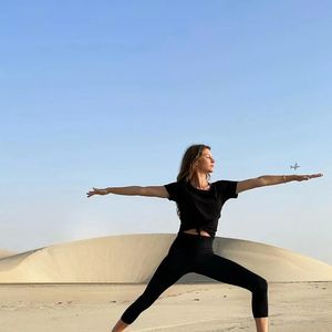 Gisele Bündchen e yoga: Práticas de respiração e meditação reduzem os níveis de cortisol, o hormônio do estresse.
