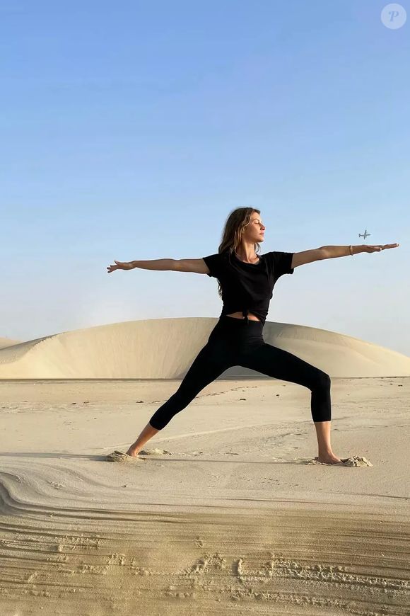 Gisele Bündchen e yoga: Práticas de respiração e meditação reduzem os níveis de cortisol, o hormônio do estresse.