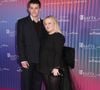Nicola e Jake, que é 13 anos mais novo que ela, optaram por looks coordenados