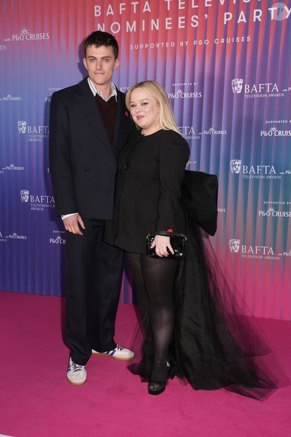 Nicola e Jake, que é 13 anos mais novo que ela, optaram por looks coordenados