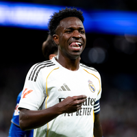 Salário maior que R$ 100 milhões, bônus alto e mais lucro com direitos de imagem: após férias com Virgínia, Vini Jr. batalha por melhores benefícios em novo contrato no Real Madrid