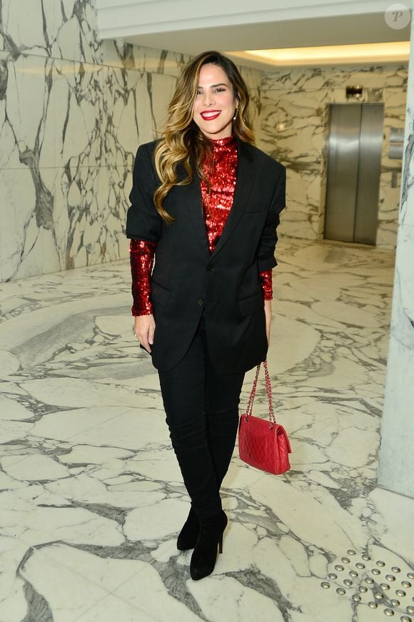 Wanessa Camargo uniu o clássico ao moderno em um look composto por calça skinny preta e um imponente blazer oversized de alfaiataria, equilibrado pelo ponto de luz de uma blusa de gola alta inteiramente bordada em paetês vermelhos