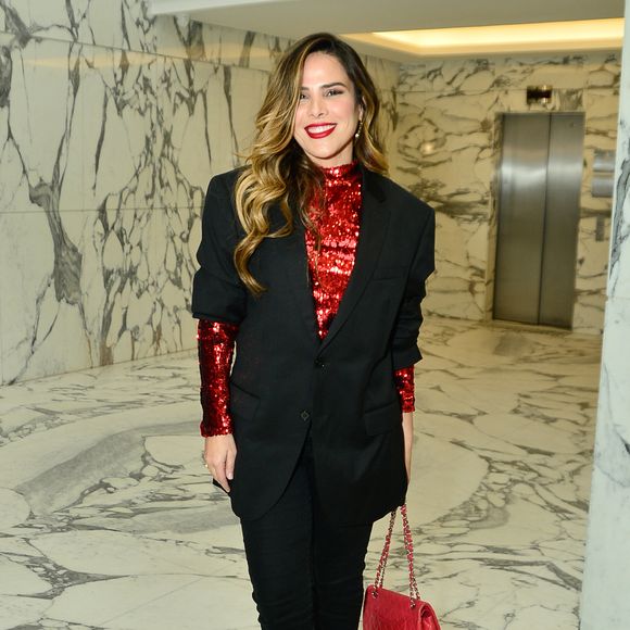 Wanessa Camargo uniu o clássico ao moderno em um look composto por calça skinny preta e um imponente blazer oversized de alfaiataria, equilibrado pelo ponto de luz de uma blusa de gola alta inteiramente bordada em paetês vermelhos