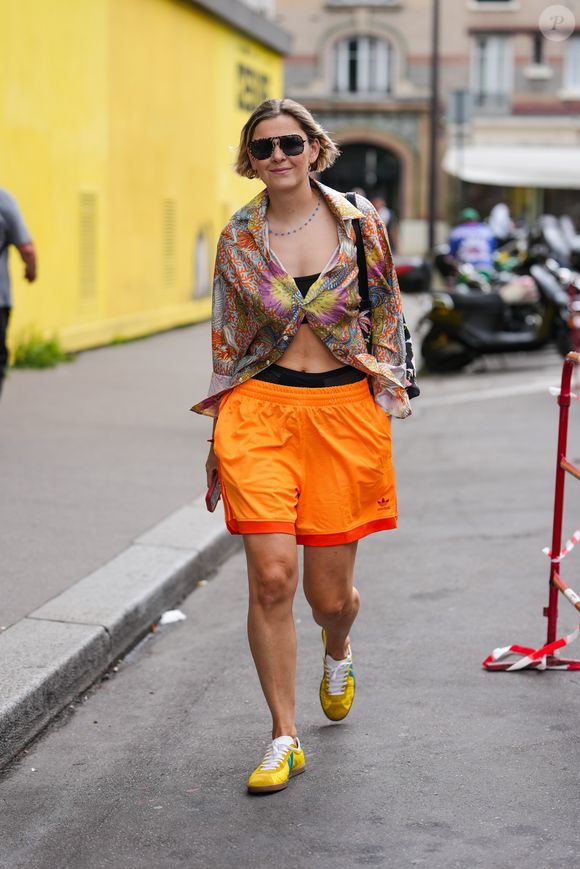 A tendência do athleisure – aquela mistura de esportivo com casual chic – continua forte, mas com um ar renovado.