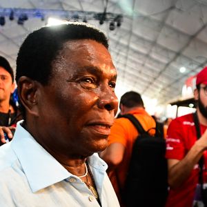 Neguinho da Beija-Flor acompanhou apreensivo nota a nota da apuração e chorou muito com o resultado