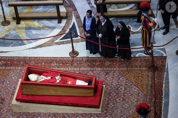 O velório do Papa Francisco está ocorrendo na Basílica de São Pedro e se estenderá até sexta-feira, 25 de abril. O funeral será realizado no sábado, 26 de abril