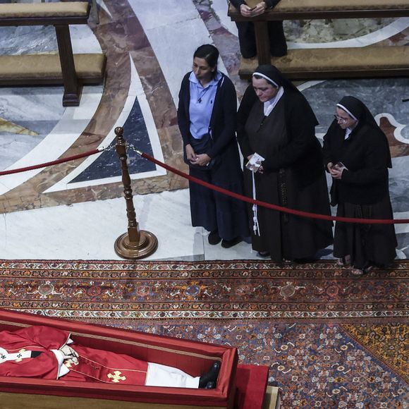 O velório do Papa Francisco está ocorrendo na Basílica de São Pedro e se estenderá até sexta-feira, 25 de abril. O funeral será realizado no sábado, 26 de abril