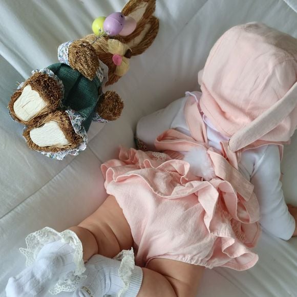 O que roubou a cena foi o bolo da celebração, todo branco em formato de flor, no estilo minimalista