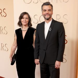 Wagner Moura e a esposa, Sandra Delgado, já estão na cerimônia do Oscar 2026