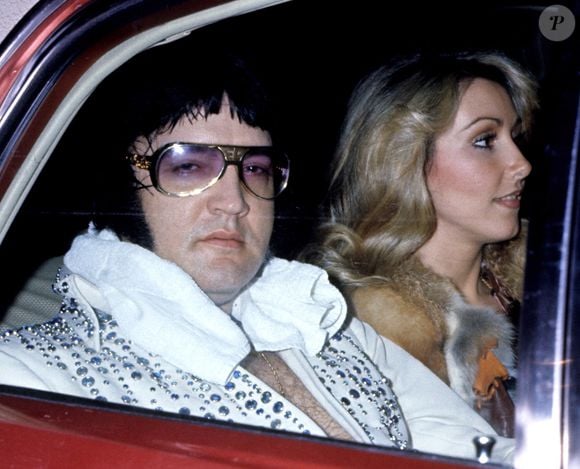 Nos últimos anos de vida, Elvis Presley teve ao seu lado a ex-miss Linda Thompson. O relacionamento, que durou de 1972 a 1976, foi marcado por afeto e preocupações com a saúde do cantor — ela foi uma das primeiras a alertar sobre o uso excessivo de medicamentos