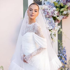 O vestido ainda contou com com mangas longas em sino e gola alta