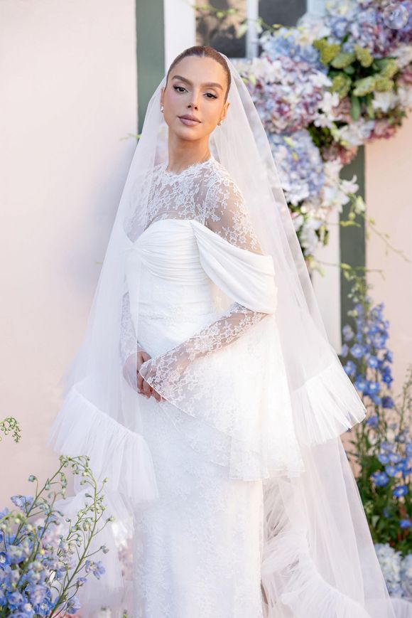 O vestido ainda contou com com mangas longas em sino e gola alta