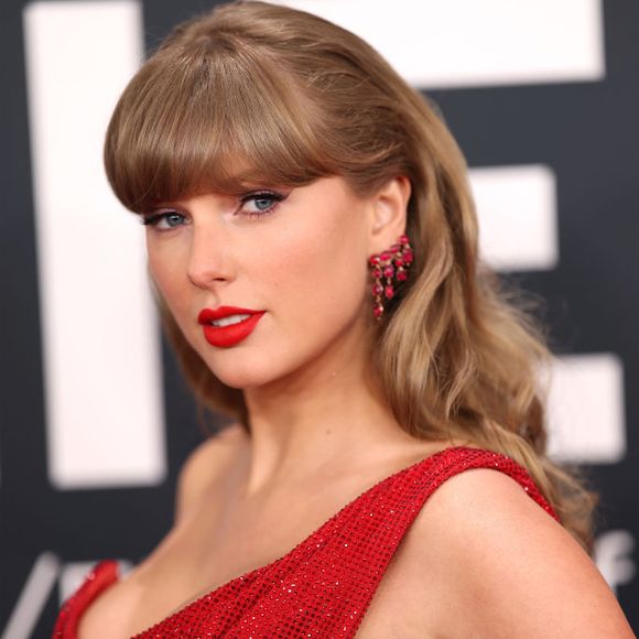 Para completar o visual, a artista adicionou ao look  joias de rubi de Lorraine Schwartz