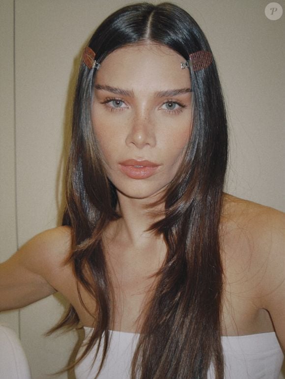 Atualmente com 28 anos, Flavia Pavanelli contou que enxerga a beleza de uma nova forma, mais natural e consciente