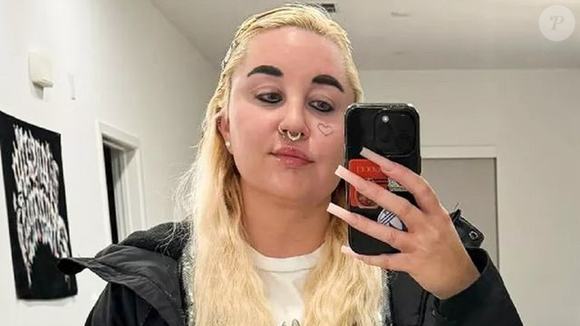 A ex-atriz também tem explorado interesses na área de beleza, estudando para se tornar manicure licenciada, e participou de eventos de arte e moda, incluindo uma colaboração com o designer Austin Babbitt.