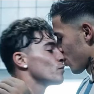 Enzo Fernández e Julián Álvarez trocam beijo em vídeo de IA compartilhado por Madonna e cena viraliza nas redes