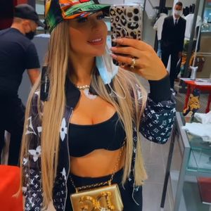 Já neste, com uma jaqueta grifada, a influenciadora provou que é uma das representantes do funk