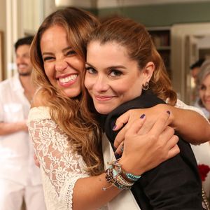 Paolla Oliveira e Alinne Moraes se despedem das gravações da novela 'Além do Tempo' com um abraço apertado nos bastidores, em 13 de janeiro de 2016