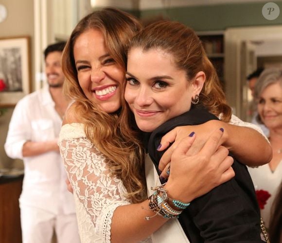 Paolla Oliveira e Alinne Moraes se despedem das gravações da novela 'Além do Tempo' com um abraço apertado nos bastidores, em 13 de janeiro de 2016