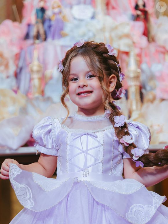 A pequena Maria Flor usando look de Rapunzel para sua festa de aniversário de 4 anos