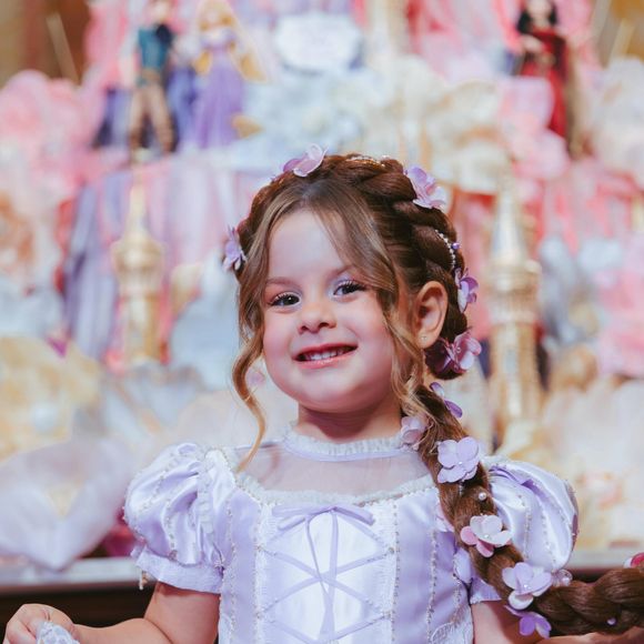 A pequena Maria Flor usando look de Rapunzel para sua festa de aniversário de 4 anos