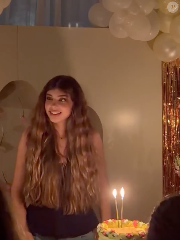 Sofia comemorou ao lado de familiares e amigas com um bolinho simples, sem muito luxo