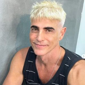 Poucos meses depois, Gianecchini voltou a surpreender ao aparecer com os cabelos completamente platinados, em uma mudança radical feita fora das novelas. O ator exibiu o novo visual nas redes sociais, onde recebeu elogios e também dividiu opiniões entre os fãs, muitos comparando o resultado ao estilo 'nevou'