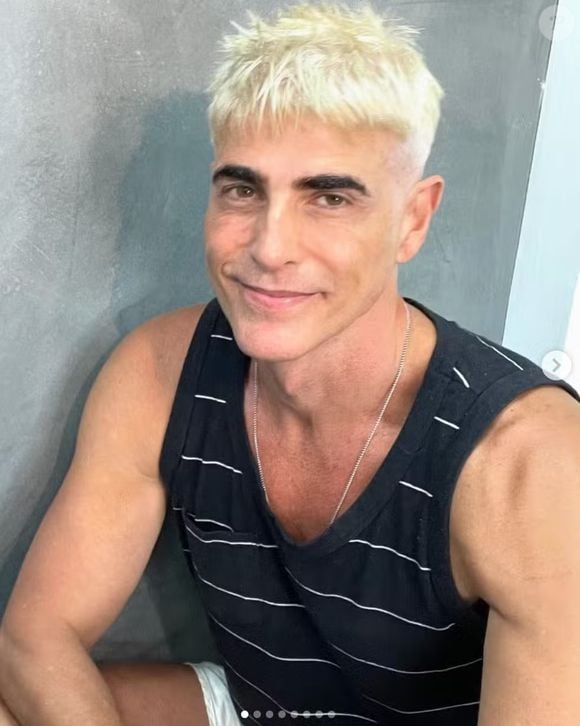 Poucos meses depois, Gianecchini voltou a surpreender ao aparecer com os cabelos completamente platinados, em uma mudança radical feita fora das novelas. O ator exibiu o novo visual nas redes sociais, onde recebeu elogios e também dividiu opiniões entre os fãs, muitos comparando o resultado ao estilo 'nevou'
