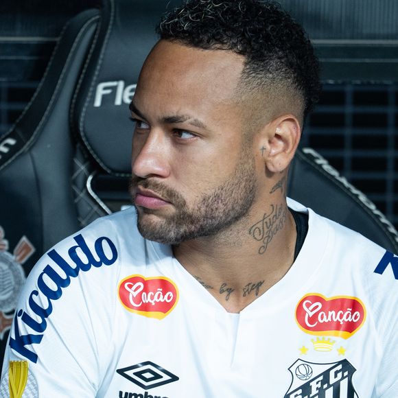 A festa foi organizada pelo amigo de Neymar, Rafa Motta, em uma chácara de condomínio privado. A presença de um helicóptero pertencente ao craque no local gerou ainda mais especulações.