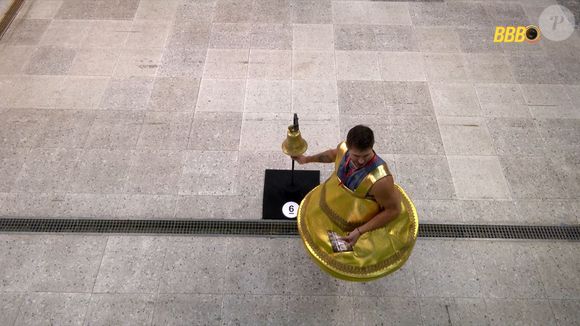 Sinos foram espalhados pela casa para que Jonas pudesse tocá-los