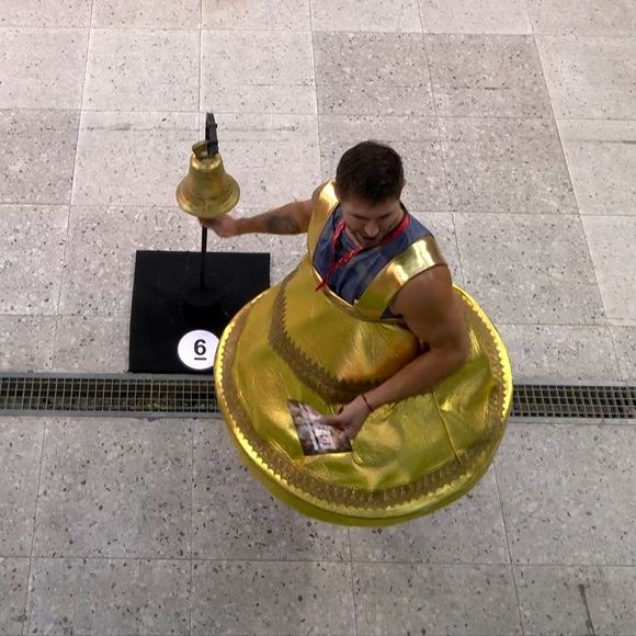 Sinos foram espalhados pela casa para que Jonas pudesse tocá-los