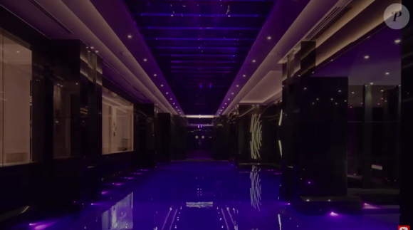 Mansão de Drake conta com uma piscina interna que tem luzes para deixar o ambiente mais agradável