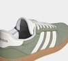 O Adidas Breaknet Sleek Suede Feminino combina referências clássicas com uma proposta casual. Segundo a descrição comercial do produto, o modelo apresenta cabedal em couro e material sintético, vamp perfurado e sola de borracha, detalhes que integram o visual esportivo do calçado