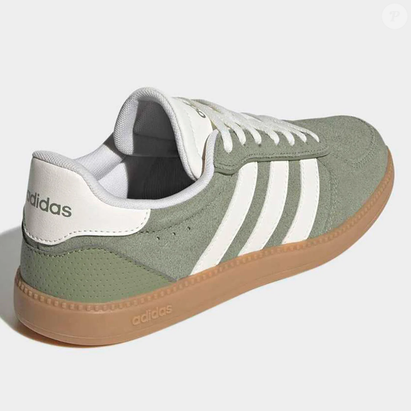 O Adidas Breaknet Sleek Suede Feminino combina referências clássicas com uma proposta casual. Segundo a descrição comercial do produto, o modelo apresenta cabedal em couro e material sintético, vamp perfurado e sola de borracha, detalhes que integram o visual esportivo do calçado