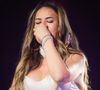 Simone Mendes não segurou as lágrimas e chorou no palco