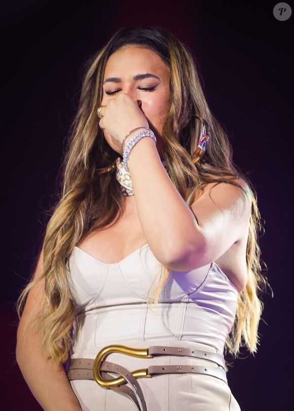 Simone Mendes não segurou as lágrimas e chorou no palco