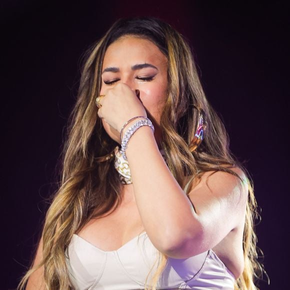 Simone Mendes não segurou as lágrimas e chorou no palco