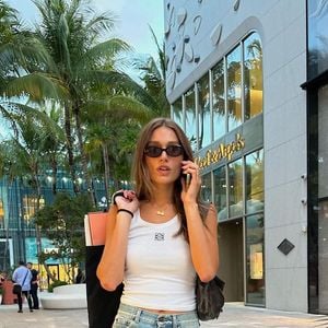 Para completar, os óculos de sol retrô unem funcionalidade e estilo. As armações de acetato com lentes escuras e formato retangular podem proteger do sol e, ao mesmo tempo, funcionar como um dos principais elementos da produção