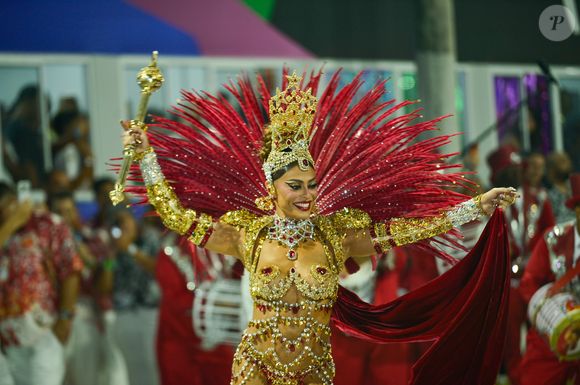 Juliana Paes desfila pela Viradouro na madrugada desta terça-feira (17), no enredo que homenageia o legado do icônico Mestre Ciça