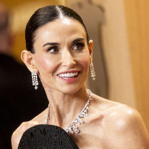 A nova aparição de Demi Moore no Actor Awards 2026, premiação conhecida no passado como SAG Awards, colocou a atriz novamente no centro dos holofotes