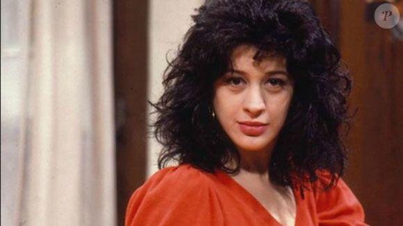 Adriana (Claudia Raia) faz show no mesmo momento da morte de Laurinha (Gloria Menezes)