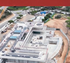A estrutura da casa mistura concreto claro, vidro panorâmico e ambientes integrados à paisagem litorânea. O visual moderno é tão grandioso que muitos internautas compararam o projeto a um shopping de luxo ou a um resort internacional